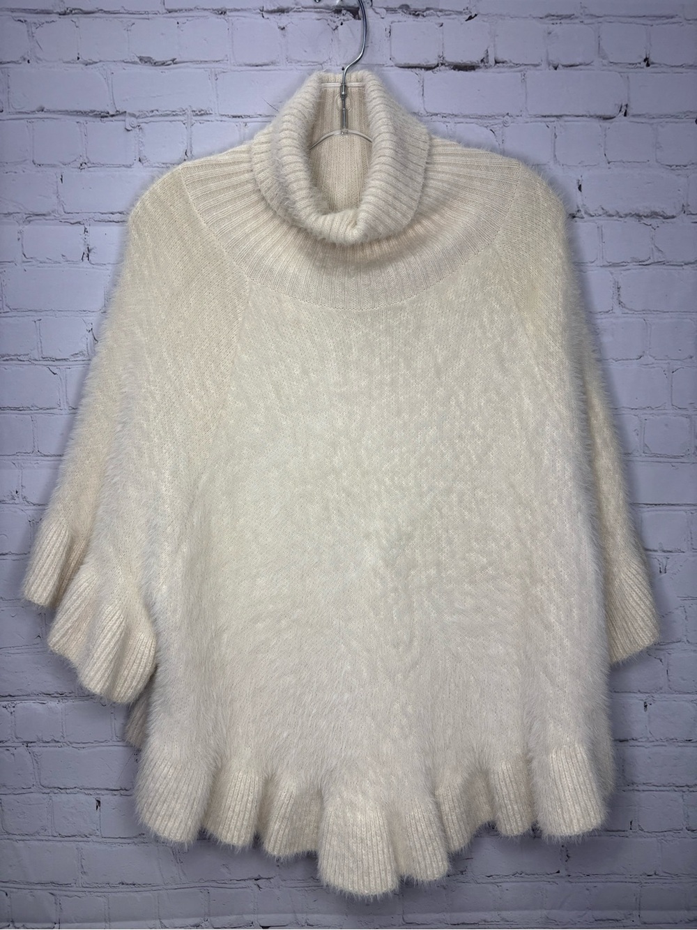 Anthropologie Falling Snow Ruffled Poncho Akemi + Kin O/S - Picture 2 of 6